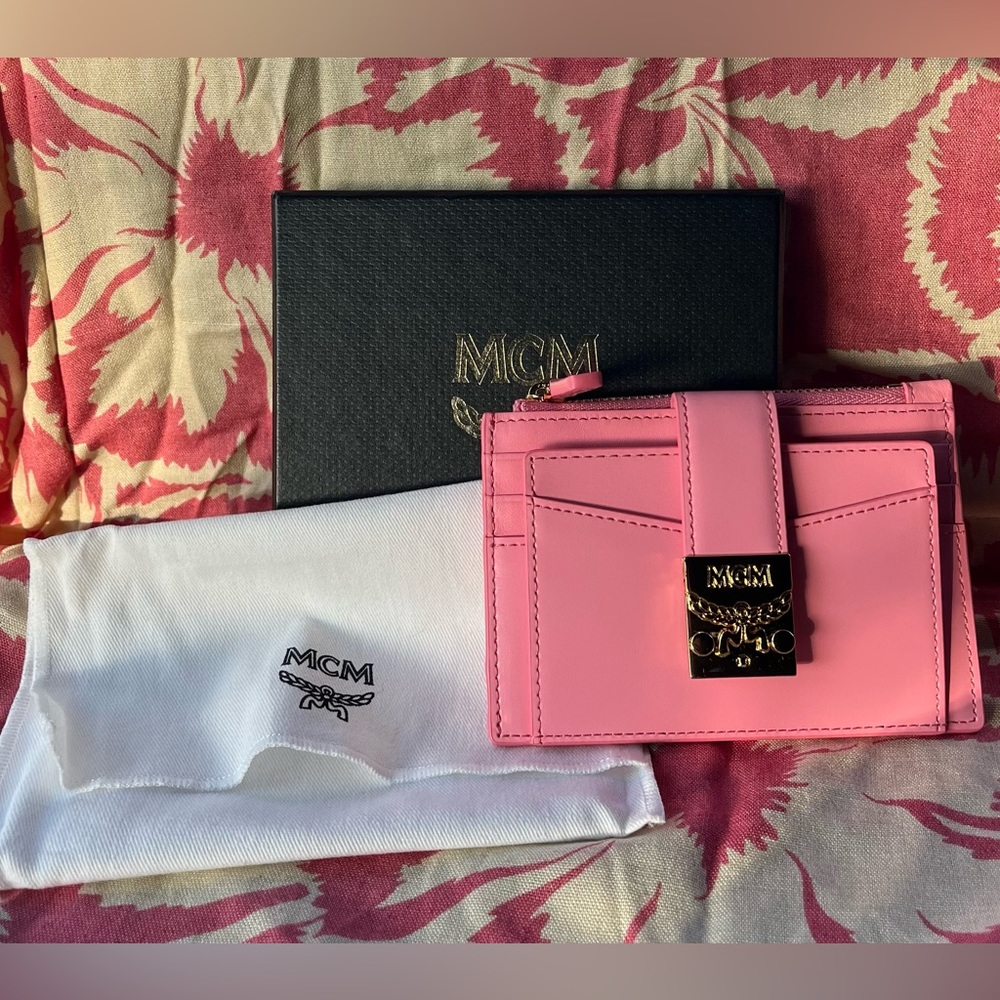 MCM 🎀 Pink NWT “Patricia” Zip Card Case/Wallet with Gold tone hardware 🎀
